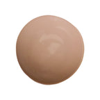 Textura fluida con color de Melan 130, protector solar facial con acción antimanchas para uso diario.